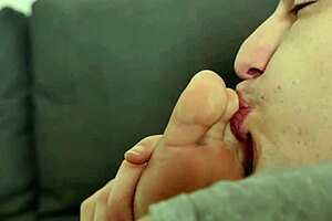 Twink-Füße bekommen die volle Aufmerksamkeit in diesem kinky Close-Up.