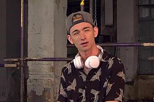 Junger Twink unterwirft sich dem Master für Klammern! 😈