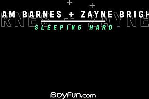 Адам Барнс чука американски твинк Зейн Брайт в тесна сцена