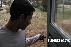 शॉर्ट ट्विंक टॉल गार्डनर को फास्ट हिट करता है