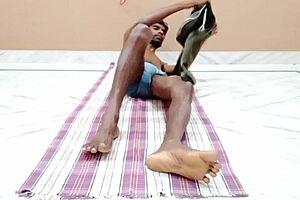 Rajesh Si Sega il Cazzo sul Pavimento, Sborra nel Bicchiere, Ops!