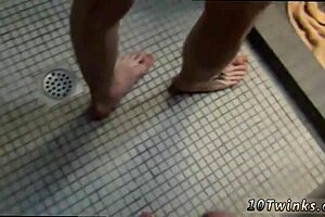 UK шемейл без презерватива с молодым 18+ парнем в сцене в ванной