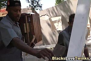 شرج الشباب يرش بالسائل المنوي في الهواء الطلق