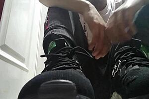 长绿袜子和汗脚贴脸，小骚货恋物乐趣