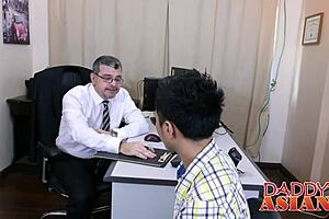 我今天超级想在办公室吸吮和操两个亚洲小鲜肉！