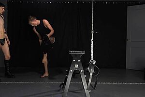 Lepi twink zvezan: kdo bo dominiral njegovo tesno luknjo?