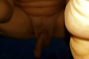 Είμαι εμμονικός με το πόσο τέλεια νιώθει το τρύπημα με dildo με μεγάλο creampie