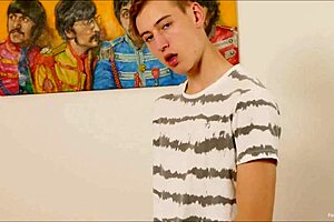 Ung 18+ gaykille leker med sin förhud för skojs skull