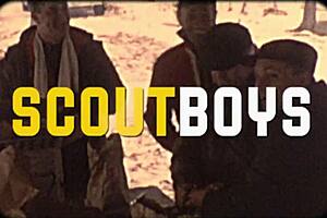 Сказка скаутбоев: повесивший скаут лидер безрезинкой трахает двух гладких парней в глубоком лесу