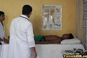Hombre, soy asiático de 21 años recibiendo chequeo anal en enfermería del doctor