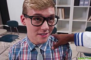 غير معقول! جاك بايلي ينيك بقوة أكثر من مجرد مص زب!