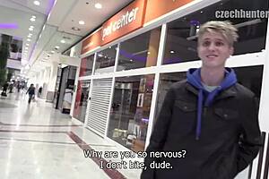 Эй, глянь на этого секси парня, которому глубоко трахают жопу, наконец выбирая гей над стрейтом с большим!