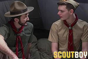 Scoutboys chico explorador lindo seducido y perforado crudo por dilf peludo
