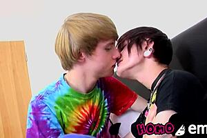 Čoveče, ovaj goth twink dobija žestoko jebanje dupeta od obešenog geja! 🔥