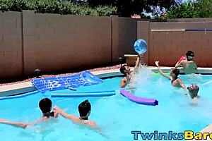 Twinks se divierten en la piscina antes de orgía bareback intensa