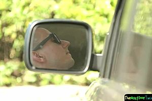 Tetovirani amater prosipa spermu dok ga mladi 18+ tvink tuče u close-up