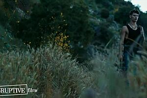 Autostoppista gay raccolto e scopato per il viaggio a casa da hunk muscoloso su DisruptiveFilms