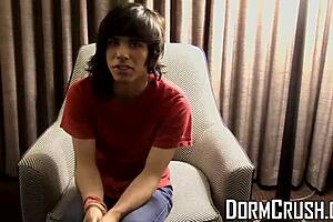 طالب جامعي مثلي يضرب بقوة في السكن