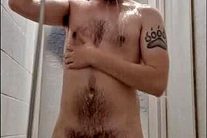 Joven Peludo Duchándose Con Un Oso Caliente En Acción