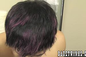 Твинки занимаются любовью в сыром хардкоре с игрой огромным членом