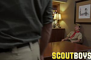 童子军故事：18+年轻童子军被年长童子军领袖手指和帮助射精