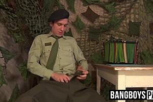 Estudante do Exército Fode Bunda de Twink Duro, Forçando Jato Massivo de Porra em Ação de Grupo Selvagem