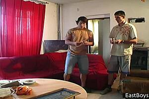 गांव के ट्विंक्स अस्लिकिंग और ब्लो जॉब का मजा एक्सप्लोर करते हैं