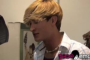 Güzel Emo Tamirci Garajda Arkadaşını Sikiyor