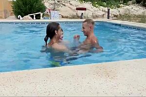 Twink-Orgy heizt sich am Pool auf