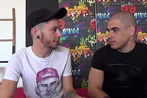 إعلان زافييه، مدرب كاميرا شاب 18+، يستسلم لزب عملاق رجل يوناني ساخن. لقاء أوروبي شهي!