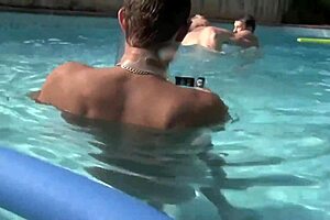 Bocah-bocah ngadain orgi kelompok liar di luar hari ini