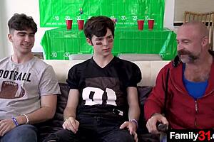 ik betrapte pa die zijn zoon zijn maat hard ziet neuken