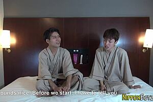 טווינק יפני מוצץ זין עם תשוקה גולמית וחום