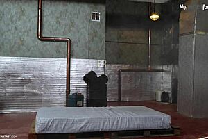 Tvrdě trestám svého blonďatého twinka otroka krmením spermatem