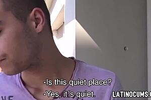 Joven amateur latino pagado para follar duro al cineasta gay en POV