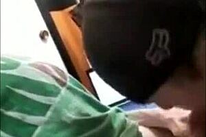 Amigo drena mi polla en POV húmedo cercano