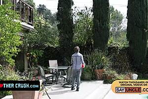 男人，我就是忍不住盯着我可爱的小继弟在外面打球