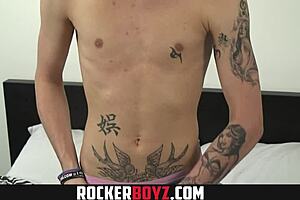 Twink slab tatuat din Rocker Boyz se dezbracă și se masturbează solo