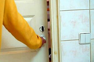 Karol Gajda v vroči kopeli z igranjem z ritko in drkanjem! 🛁