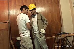 Twinks latins maigres baisent à cru et mangent du sperme pour déjeuner liquide !