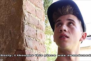 Hey, check diesen gay Outdoor-Bareback-Fuck im Hinterhof-Garten!