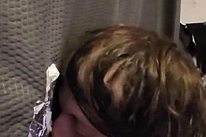 ग्लोरीहोल पर और हॉट कम लोड लोड करता हूं