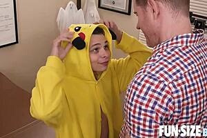 Гигантски тип доминира малък 18+ твинк сурово на кухненски плот.