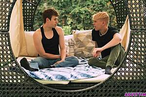 Chris Damned Kuasai Dua Twink di Threesome Liat Bokong dengan Mainan