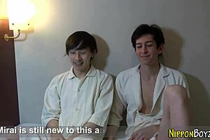 Twink giapponesi sborrano duro in azione cruda