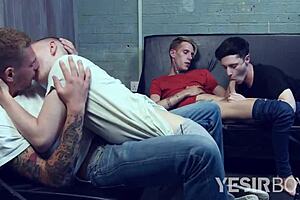 Fire gutter dykker inn i en vill orgie med non-stop action.