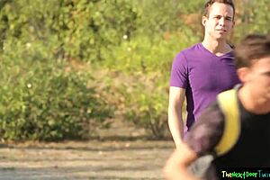 Тийн 18+ тинкове се гмуркат в суров риминг и дълбока акция?