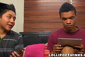 Giovane gay lecca lecca-lecca prima di pounding selvaggio a tre. Uomo, quell'azione di cazzi è intensa!