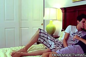 Domača analna scena z požrešnimi twinkoma, ki se pohvalijo z velikimi kurci in surovo akcijo