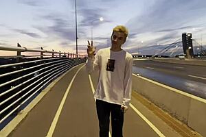 Um amigo me convidou e acabamos fodendo forte